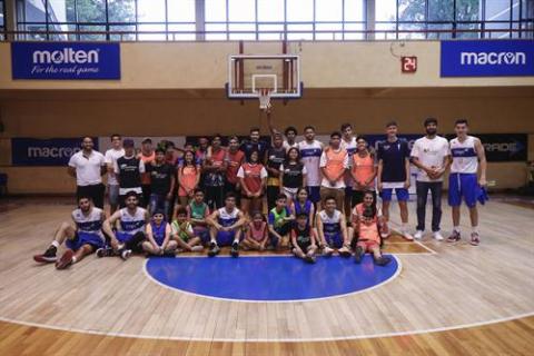 La Catolica.cl " Ganémosle a la Calle visited UC basketball" 